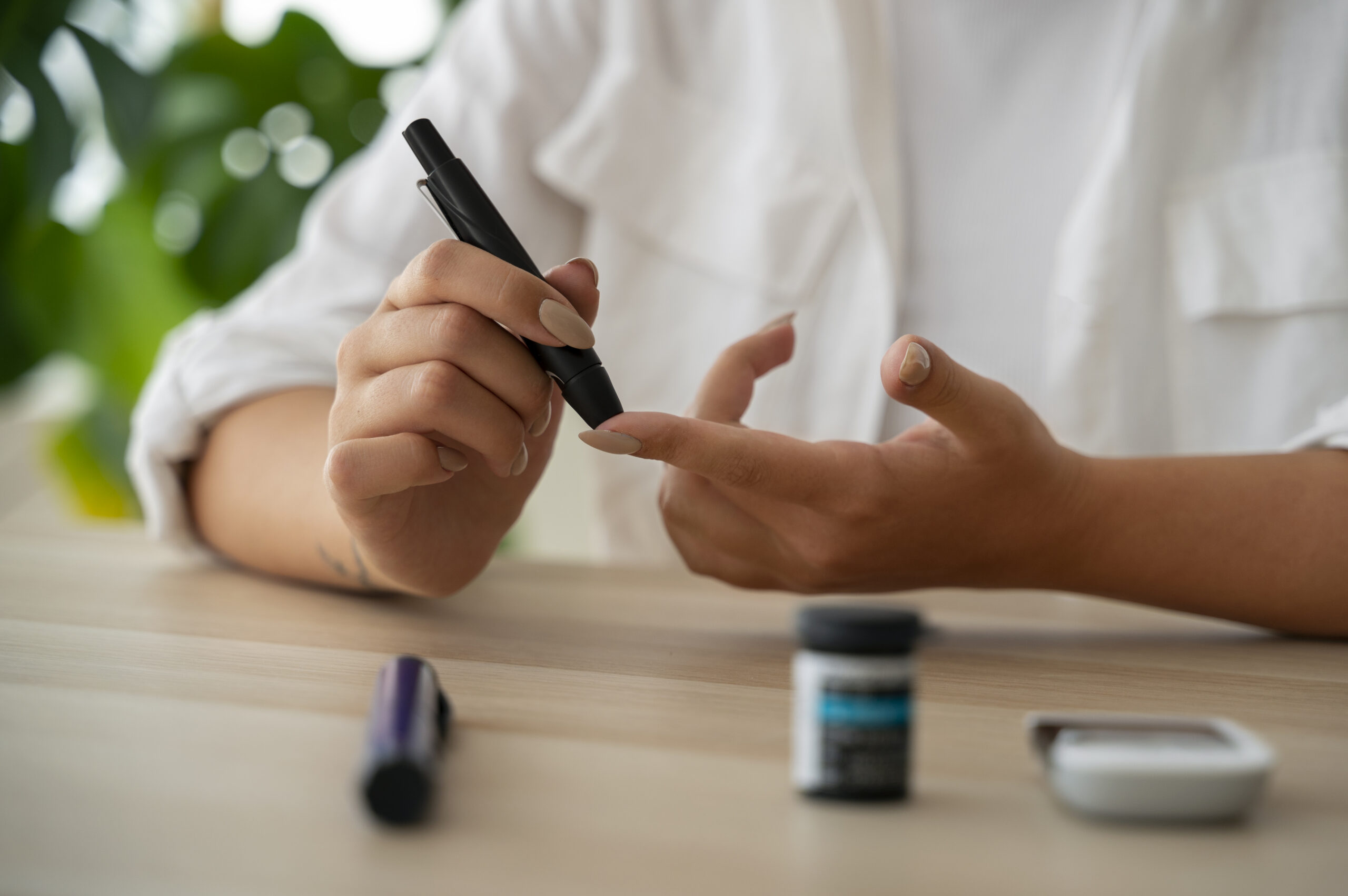 tonen hoe geprikt wordt bij een glucosemeting 